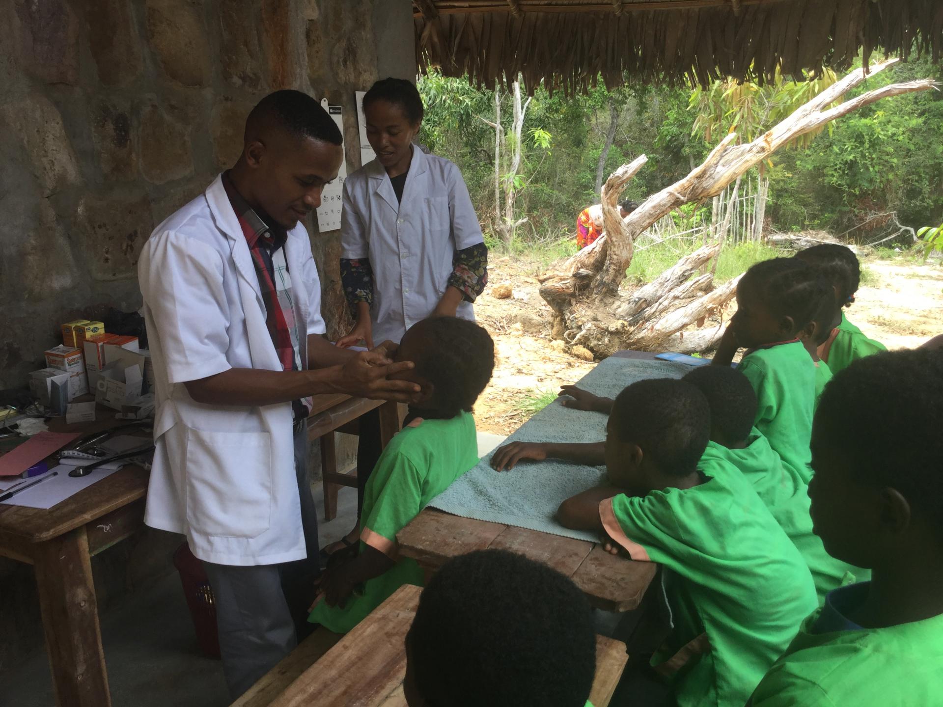 Première visite médicale à Anjanojano pour les élèves de l'école